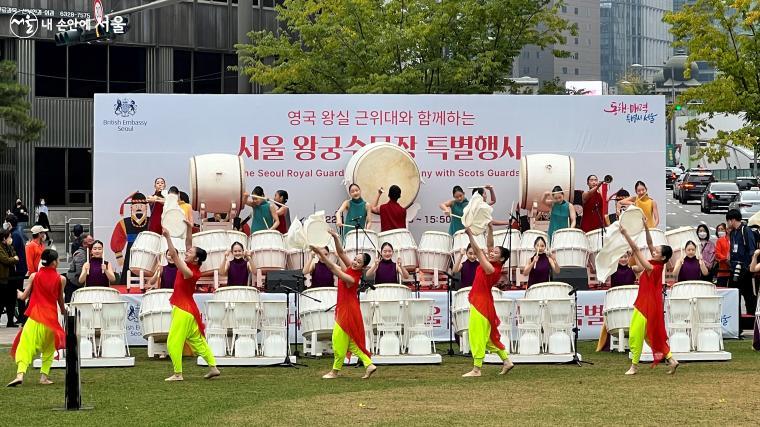 고양예술고등학교 아름드리 무용단의 모듬북 퍼포먼스 '천지인의 소리'