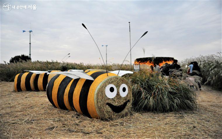어린이들에게 인기 있는 꿀벌 조형물도 억새풀로 제작됐다. 