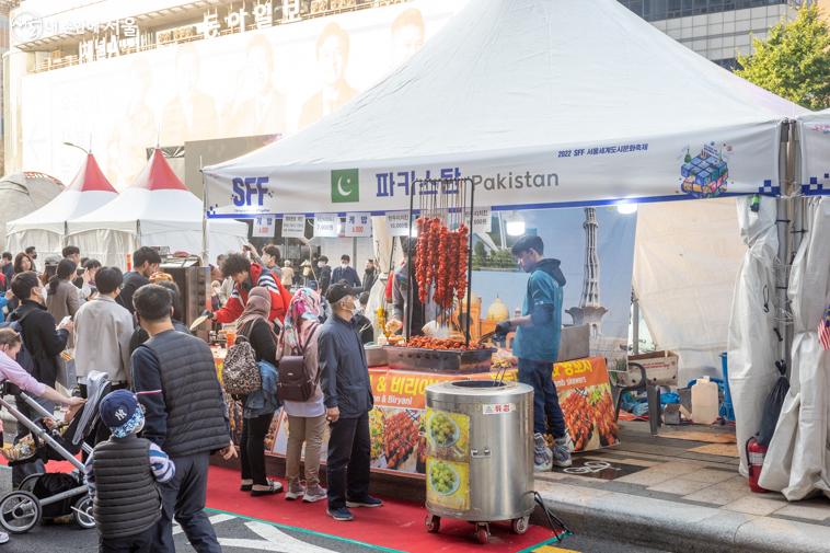 세계음식전에는 36개국 대사관이 참가하였다.
