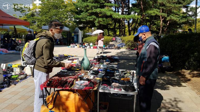 느긋하게 장터를 돌다보면 맘에 드는 것을 득템할 수 있다.   