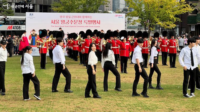 영국 왕실근위대 군악대의 K-POP 연주에 맞춰, 무용단의 멋진 댄스가 펼쳐졌다.