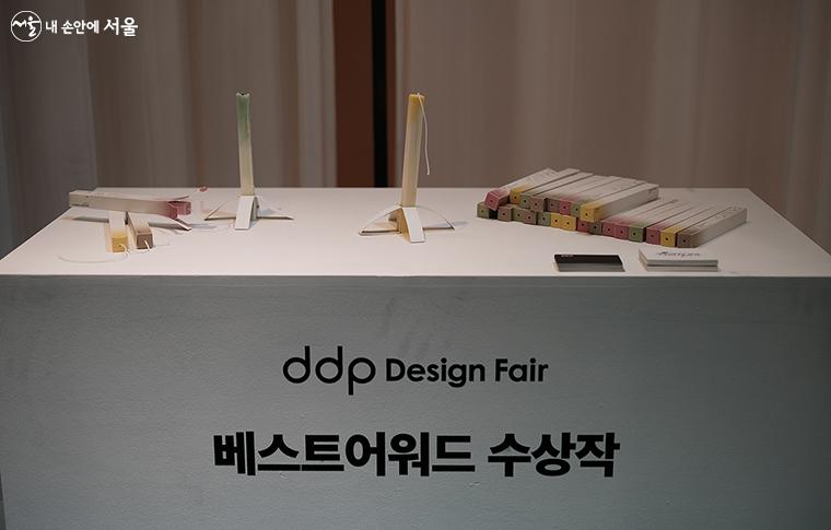 DDP 디자인 페어 베스트어워드 수상작, ‘사각 양초[전민우(디자이너)+드로잉캔들(소상공인)]’. 방염 종이가 합지된 패키지를 조립해 일회용 촛대로 사용 가능한 아이디어 양초다. ⓒ김아름