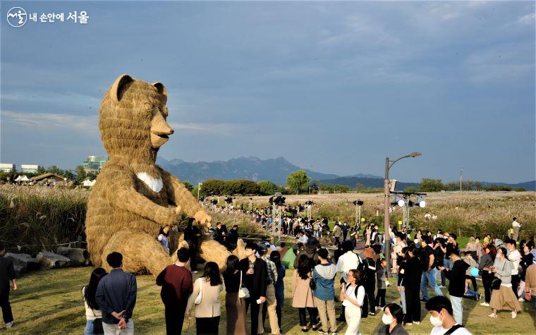 이번 축제의 랜드마크, 억새풀로 제작한 높이 6m의 대형 반달가슴곰 조형물
