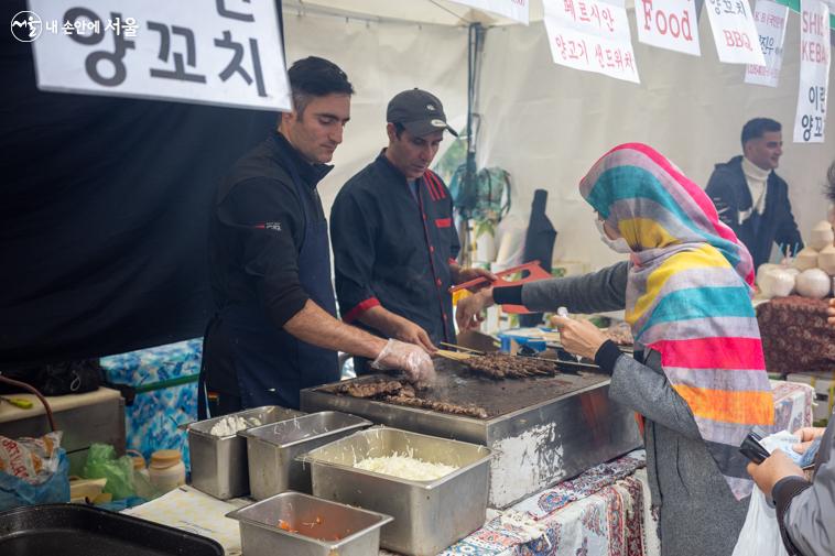'2022 서울세계도시문화축제' 중 세계음식전은 특히 인기가 많았다.