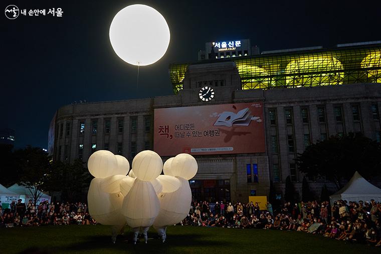 다시 서울광장으로 돌아와 이어지는 공연 끝에는 빛나는 별이 하늘로 떠오른다 ⓒ이정규