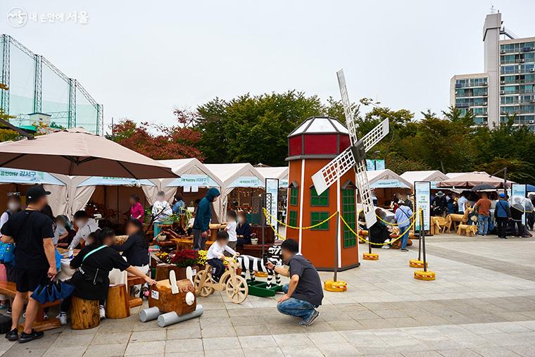 서울목공한마당에는 도봉구, 서대문구, 서울대공원 등 9개 부스가 운영되고 있다 ⓒ이정규
