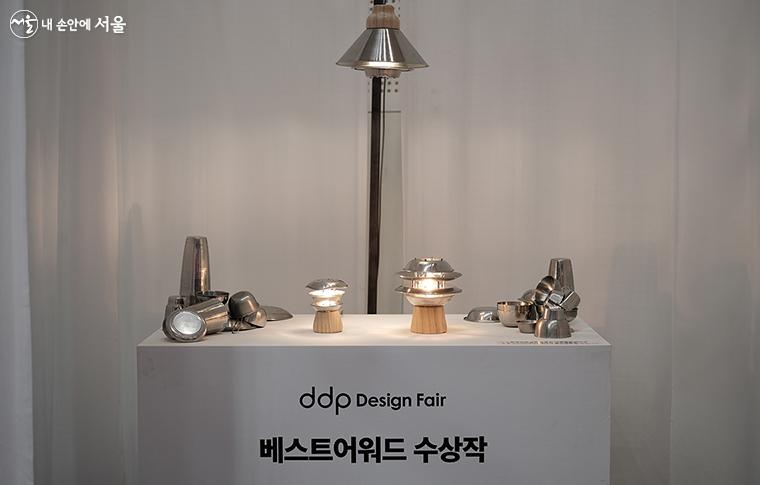 DDP 디자인 페어 베스트어워드 수상작, ‘펜던트, 테이블 램프[아몬드 스튜디오(디자이너)+원써드(소상공인)]’. 황학동 주방가구거리에서 셀렉한 중고 스테인리스 용기를 활용한 업사이클 아이디어 조명 ⓒ김아름