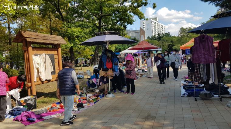 공원 산책로를 따라 좌판이 이어지는 까치나눔장터 모습