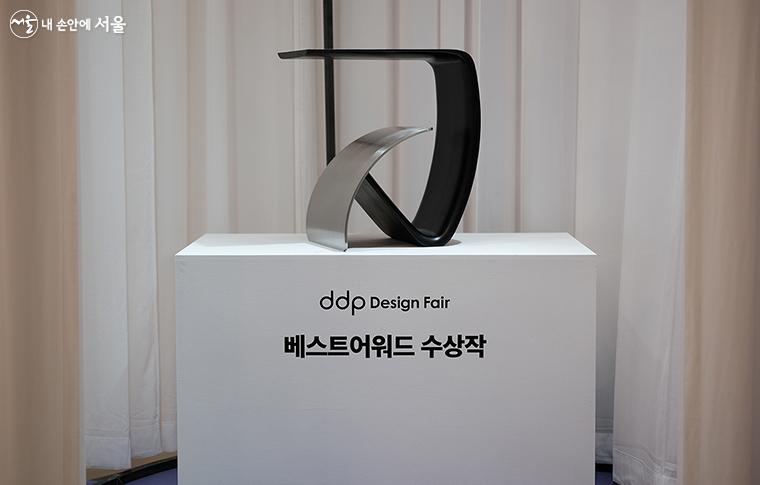 DDP 디자인 페어 베스트어워드 수상작, ‘사이드 테이블[전형호(디자이너)+어고 스튜디오(소상공인)]’. 원목 의자와 금속 캔딜레버 구조를 활용한 테이블이다. ⓒ김아름