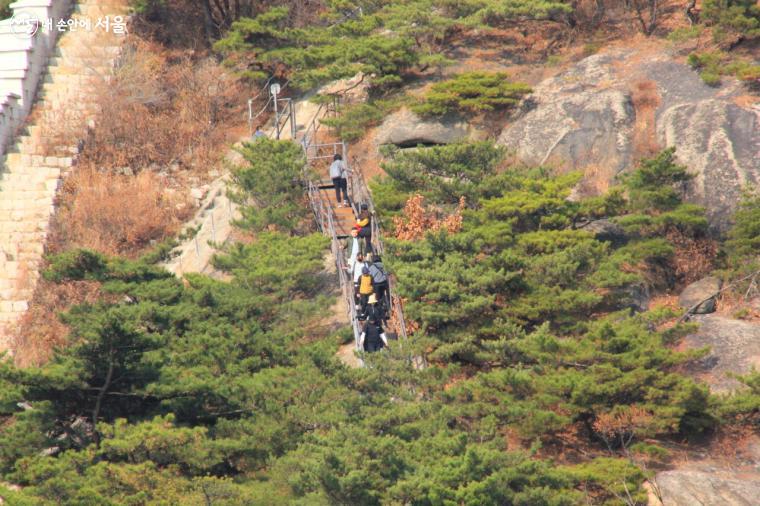 서울 도심에서 가을 산행을 즐기고 있는 시민들 ©엄윤주