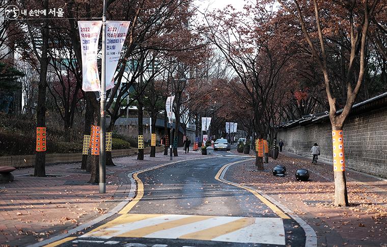 덕수궁돌담길 전경. 바닥에 떨어진 잎들이 바람에 나부끼며 쓸쓸한 느낌을 자아낸다. ⓒ김아름