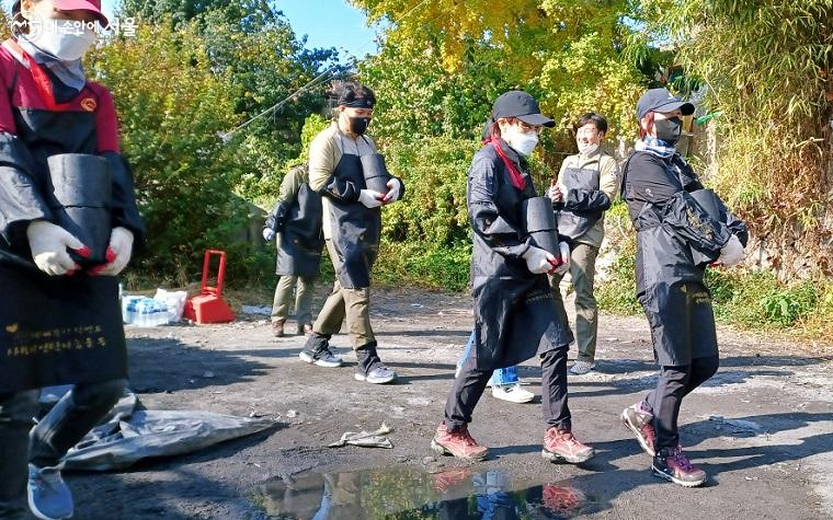 연탄을 옮기는 봉사자들 ⓒ이상돈