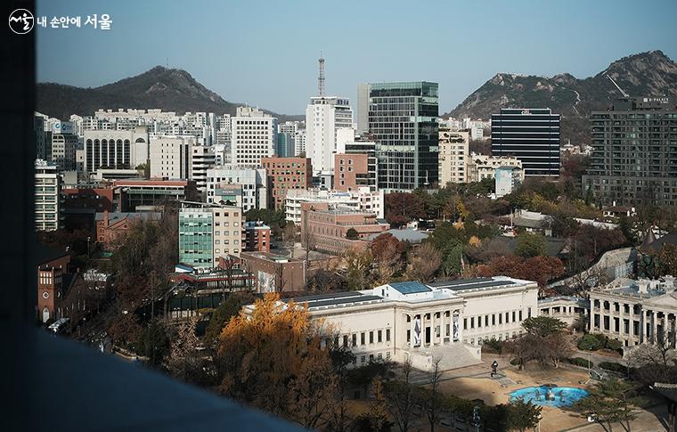 가장 왼쪽부터 정동교회, 정동극장, 중명전, (구)러시아 공사관, 그리고 석조전, 중화전을 비롯하여 덕수궁을 가까이서 조망할 수 있다. ⓒ김아름