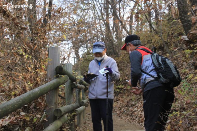 산불전문예방진화대원들이  산불 예방활동에 임하고 있다. 