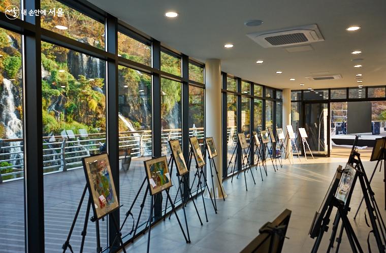 북카페 공간에서는 환경보전 그림그리기 대회 수상작들이 전시되고 있다.