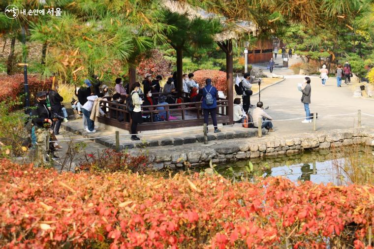 남산골한옥마을에서 열린 서울 속 문학 이야기 '서울문학기행' 제19회 이희승의 <딸깍발이> 편에 참석하였다. ⓒ정향선