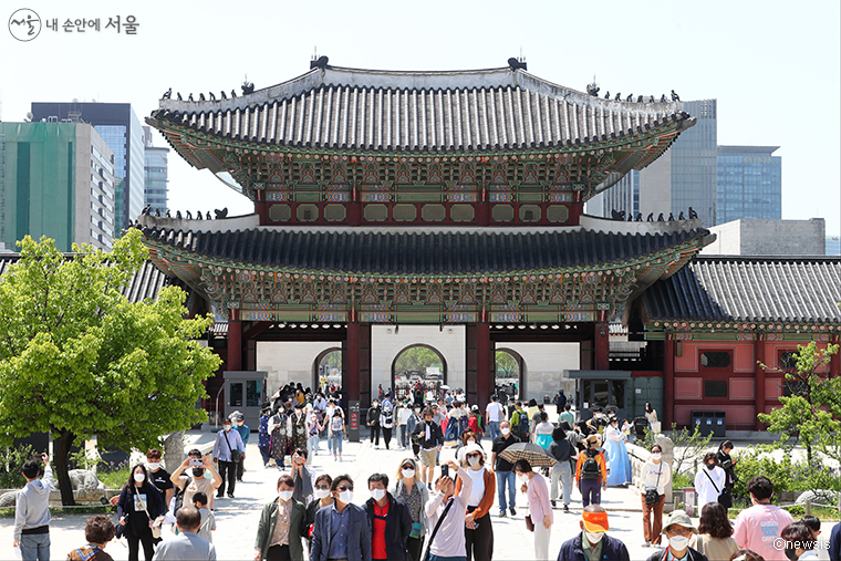 서울시는 자녀 동반 이용객을 위한 '서울도보해설관광 가족코스'를 시작했다.
