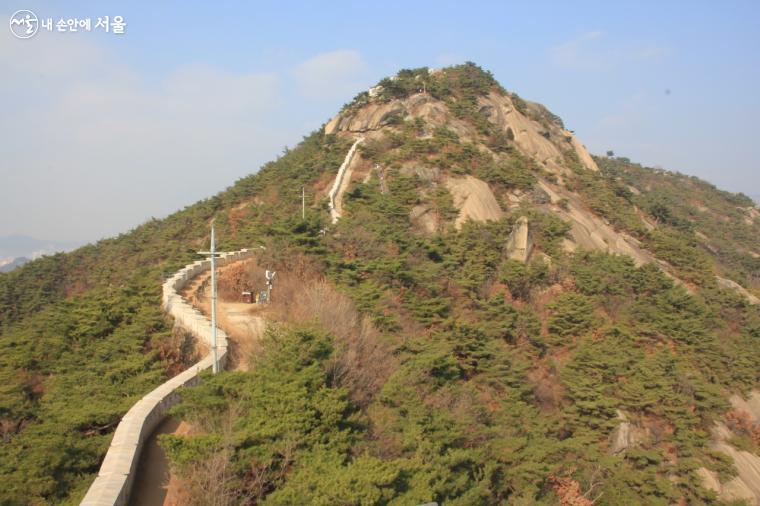 인왕산은 서울 도심 속 대표적인 명산 중 하나로 야간 산행도 매력적이다. ©엄윤주