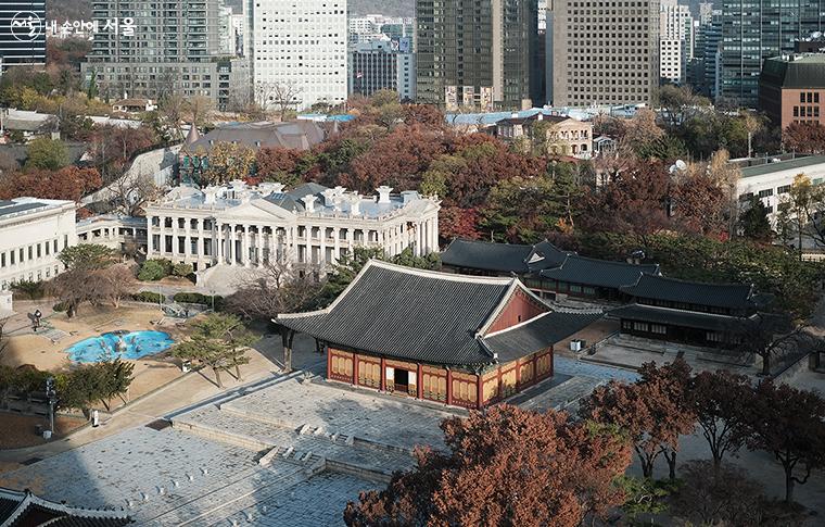 덕수궁 석조전과 중화전, 즉조당, 석어당 등이 보인다. ⓒ김아름