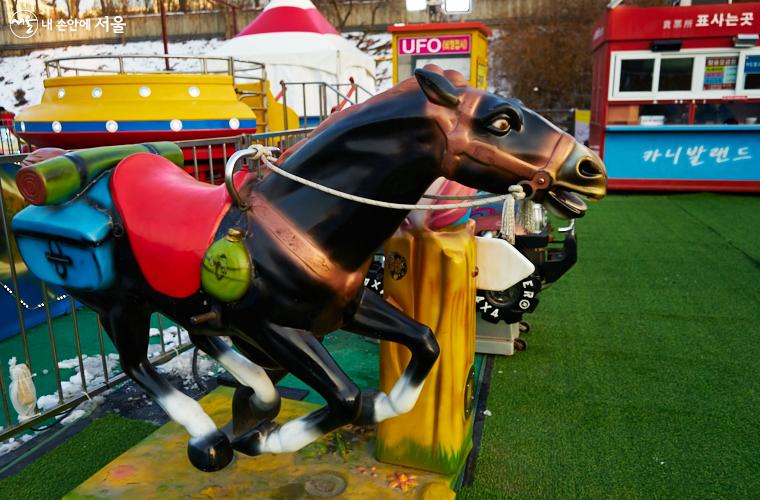 카니발랜드라는 멋진 이름의 소규모 놀이공원도 준비되어 있다. ⓒ이정규