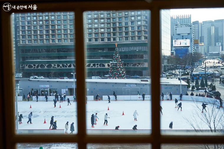 서울도서관의 창 너머로 바라본 서울광장 스케이트장의 모습