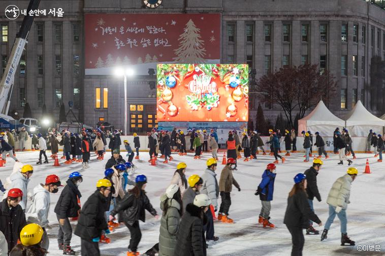 서울광장이 3년 만에 스케이트장으로 변신했다. 추위도 아랑곳하지 않고 스케이트를 즐기는 시민들