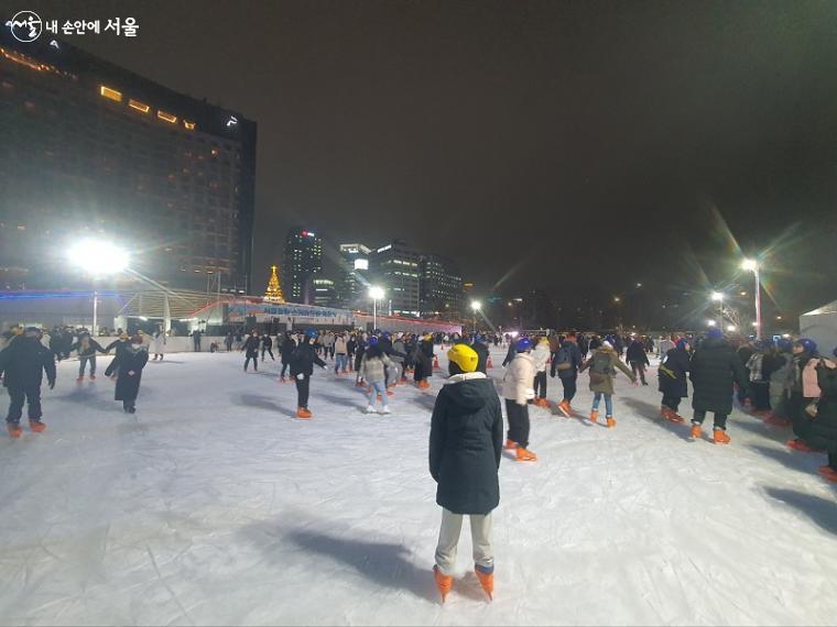 코로나19 이후 3년 만에 서울광장 스케이트장이 오픈했다.
