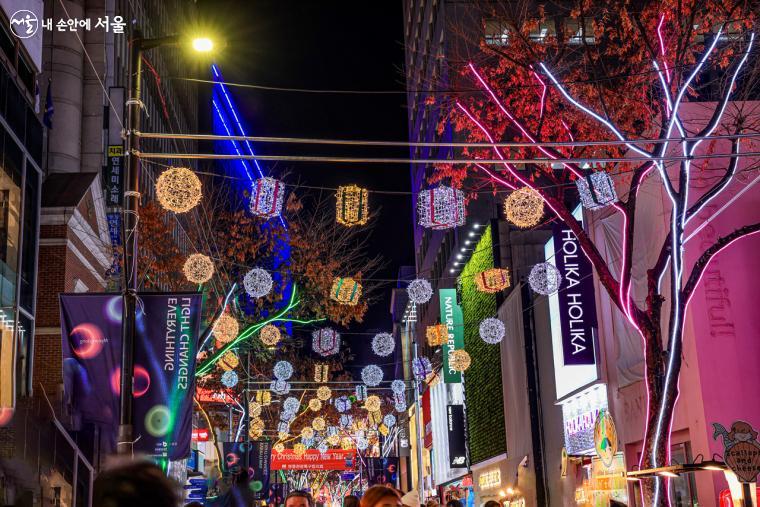 명동 거리의 가로수들이 반짝이는 조명들로 빛나고 있다. ⓒ박우영