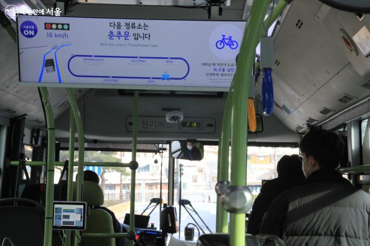 자율주행버스 안에는 현재 운행정보를 자세히 안내하는 계기판이 운영되고 있다. 