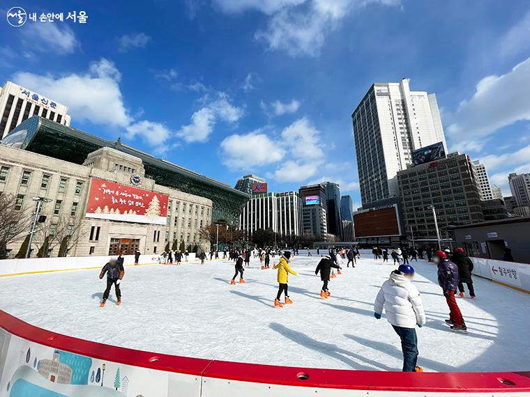 서울광장 스케이트장이 3년 만에 다시 문을 열었다. 2023년 2월 12일까지 운영된다.