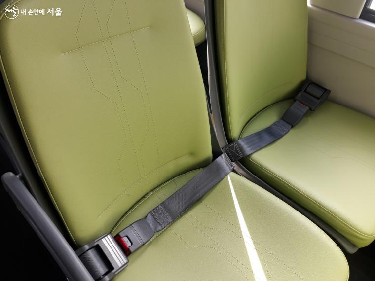 승차할 때 안전벨트 착용은 필수이며 정원 내 좌석 승차만 가능하다. 