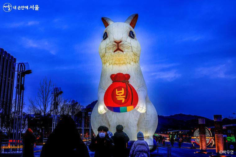 광화문광장 2023년 계묘년을 상징하는 '대형토끼' 조형물. 새해엔 건강·행복이 껑충! 하길요~