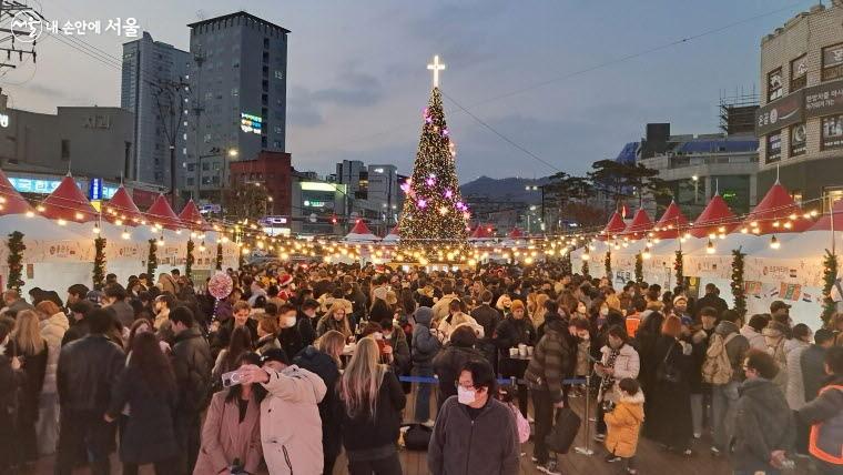 성북천의 크리스마스 마켓에서는 조금은 낯선 문화를 알아갈 수 있다.