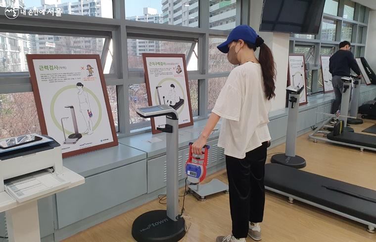 지난 3월, 강북구민체력인증센터에서 다양한 운동을 통해 체력 측정을 하는 모습javascript:;
