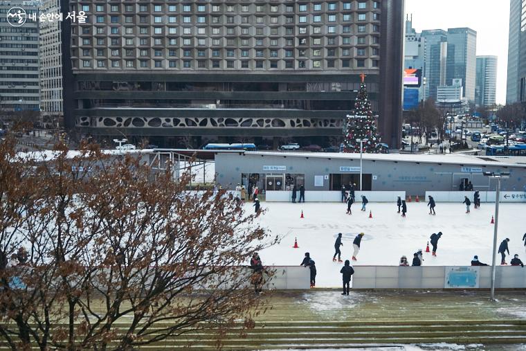 서울광장 스케이트장은 도심 속의 겨울 스포츠 체험공간으로 시민들에게 많은 사랑을 받아왔다.