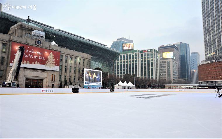 지난 2022년 12월 21일, 개장식을 준비 중인 서울광장 스케이트장의 모습 ⓒ조수봉