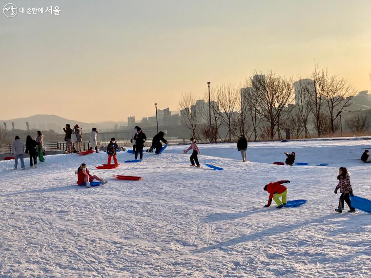 2022년 12월 23일 문을 연 뚝섬 한강공원에서 어린이들이 신나게 눈썰매를 타고 있다. 