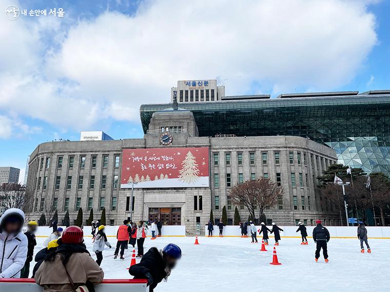 추운 날씨였지만 많은 시민들이 서울광장 스케이트장을 방문해 겨울을 즐겼다. 