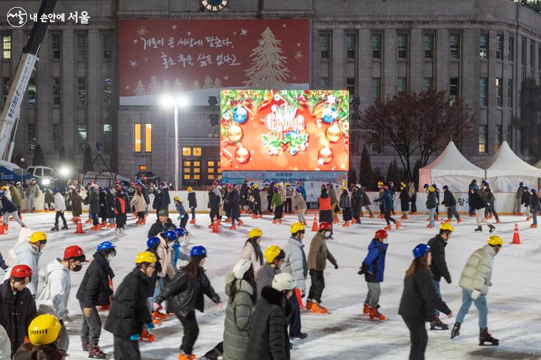 서울광장 스케이트장이 12월 21일 문을 열고, 22일 오전 10시부터 본격 운영에 들어간다.