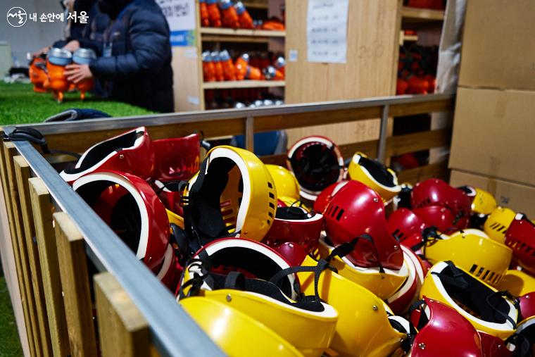 스케이트 및 헬멧 대여료는 2,000원이며, 물품보관함(유료)도 준비되어 있다. ⓒ이정규