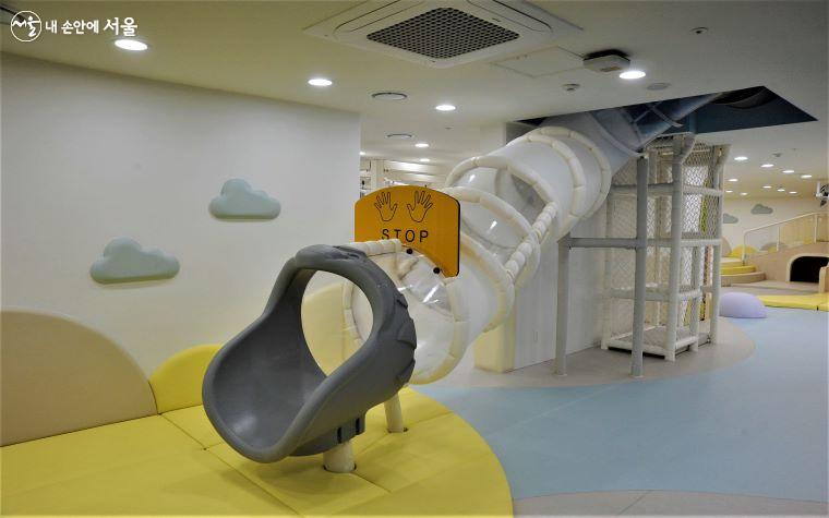 신장 110cm 미만 어린이는 이용 불가인 신체 조절력 향상에 도움이 되는 ‘애벌레 슬라이드’