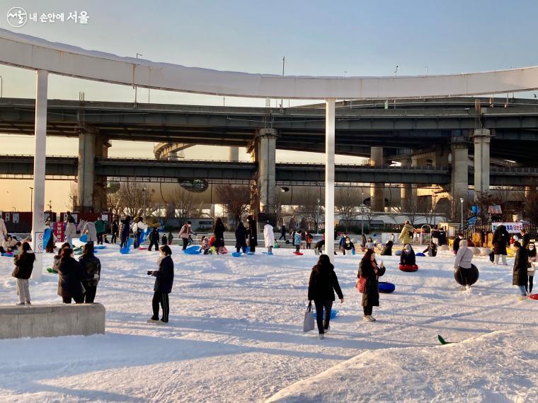많은 시민들이 모여 겨울 놀이를 즐기고 있다.