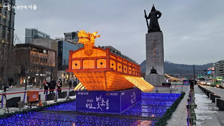 ‘서울 빛초롱’ 축제에 들어서면 곧장 거북선을 만나게 된다. ⓒ이선미  