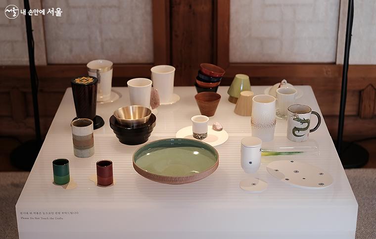 '집의 사물들 - 삶의 품성 전(展)'에서는 그릇과 잔으로 삶의 '품성'을 재해석한 소품을 선보였다. ⓒ김아름