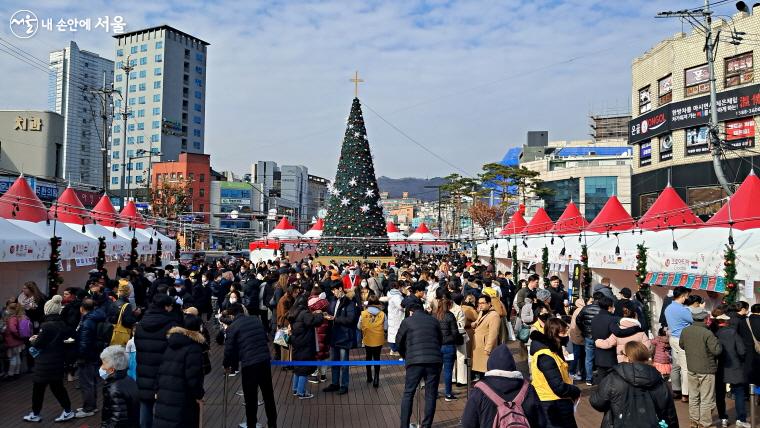 지난 10일~11일 성북천 분수마루에서 크리스마스 마켓이 열렸다.