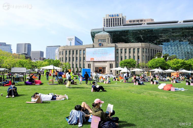 서울광장이 열린 야외 도서관으로 변신했다. 코로나19에 지친 시민들이 모처럼 볕을 즐기고 있다.