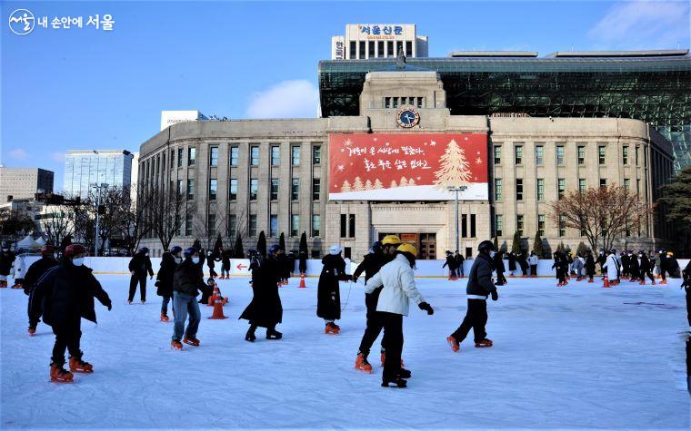 서울광장 스케이트장을 즐기고 있는 시민들 ⓒ조수봉
