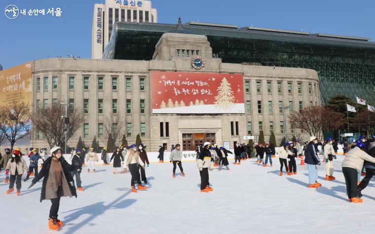 놀이 시설과 스케이트 강습 등으로 즐길 거리가 많은 서울광장 스케이트장 