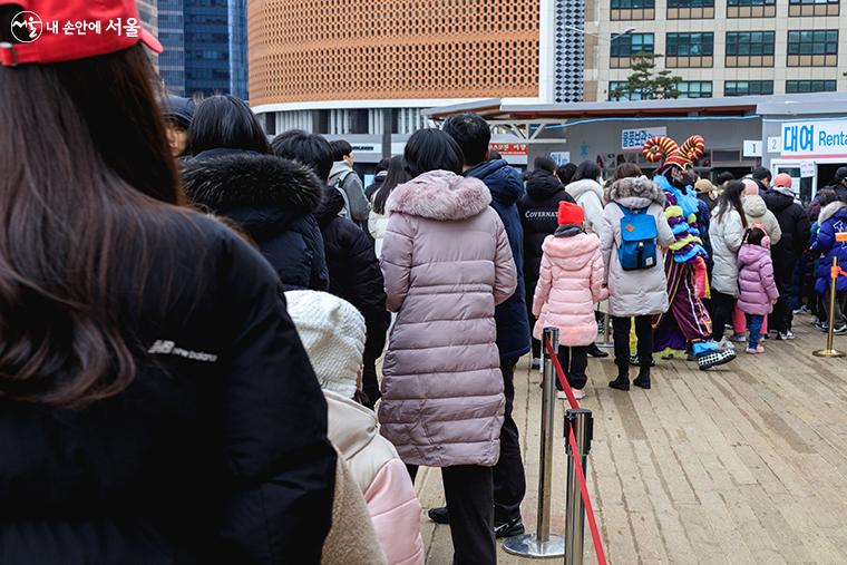 명절 당일 스케이트를 타기 위해 서울광장 대여소에 많은 시민들이 줄지어 서 있다.