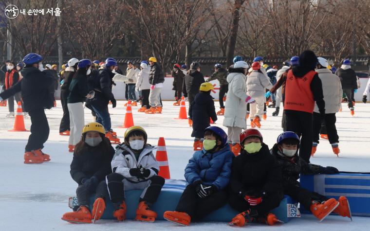 서울광장 스케이트장을 찾은 어린이들
